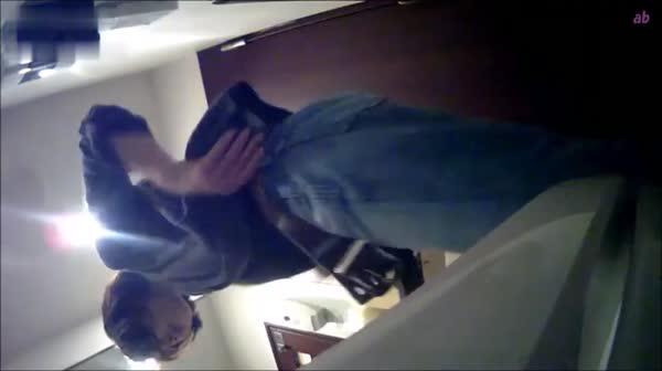 美女如云的餐厅高级坐厕偷拍第4部美女穿丝袜的动作好放纵